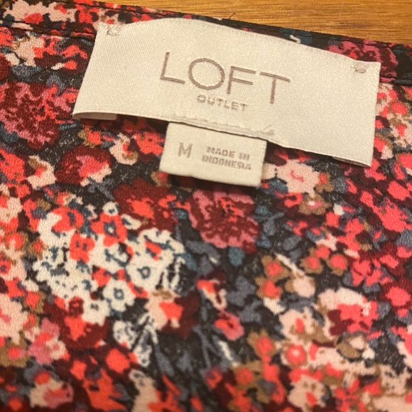 ⭐️BOGO⭐️ LOFT long sleeve floral blouse faux wrap M - Picture 4 of 9